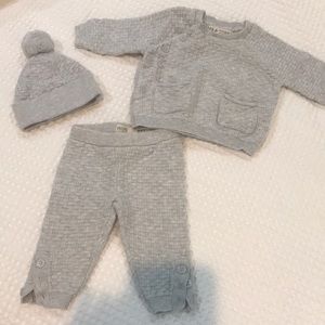 EUC take home sweater set with hat.